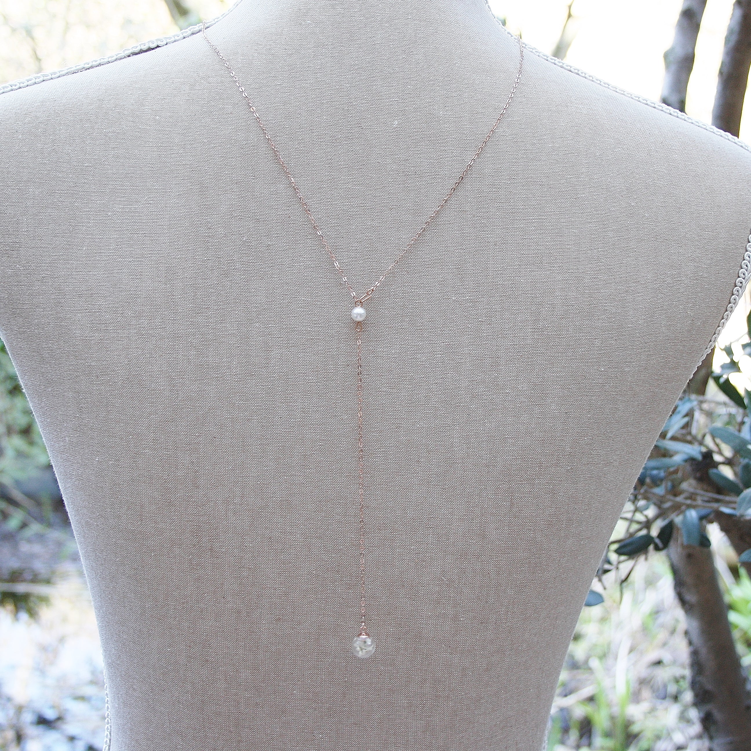 Rückenkette Boho Brautschmuck mit echten Blumen und Glasperlen Silber rosé