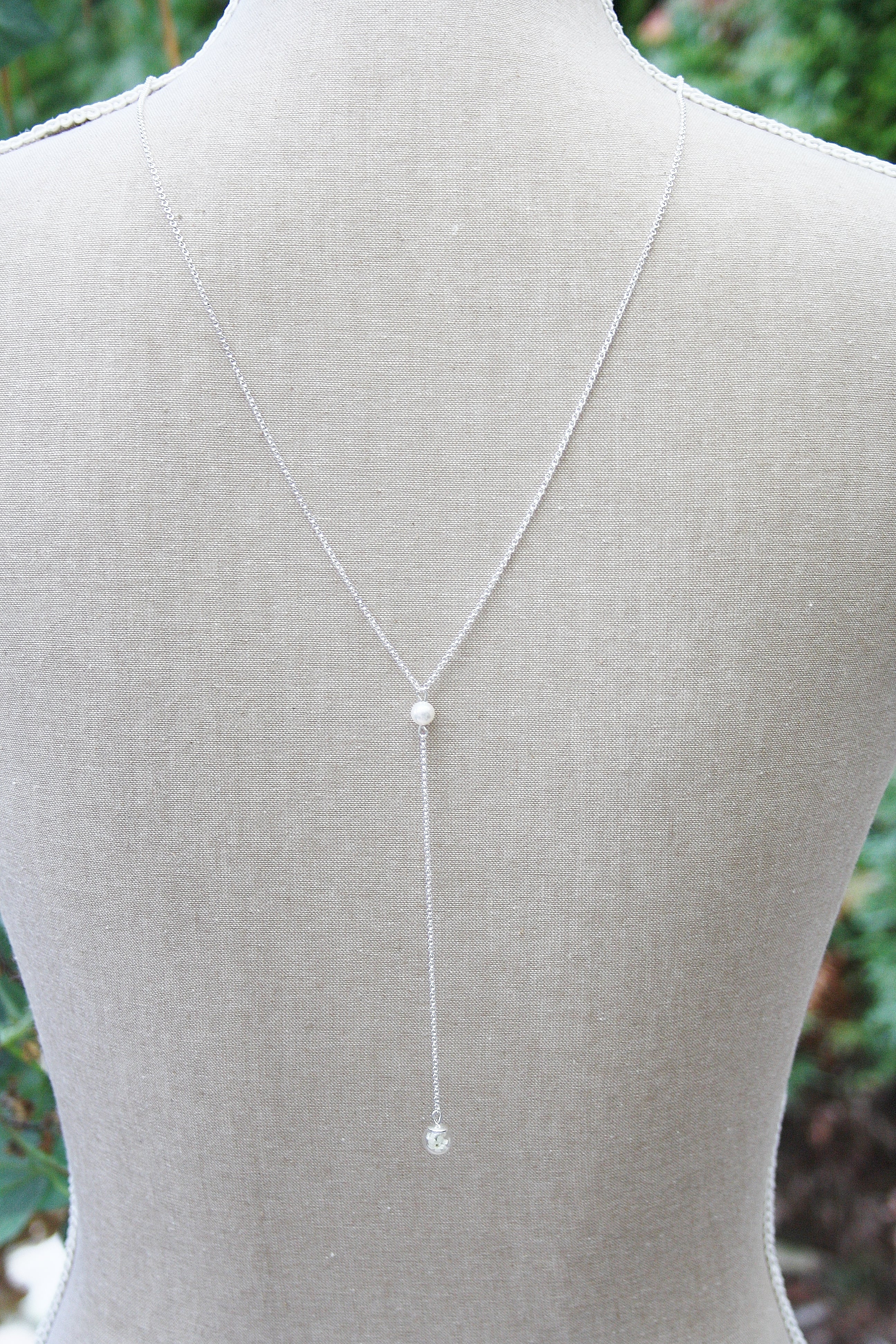 Rückenkette Boho Brautschmuck mit echten Blumen und Glasperlen Silber rosé
