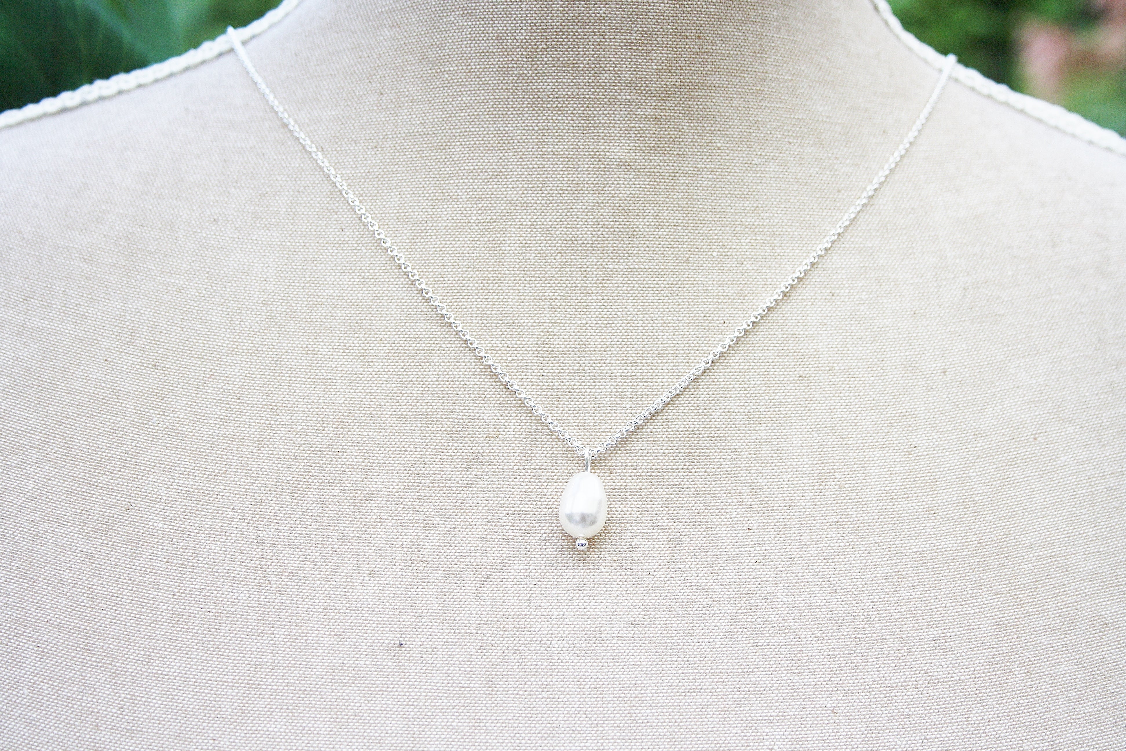 Rückenkette Boho Brautschmuck mit echten Blumen und Glasperlen Silber rosé